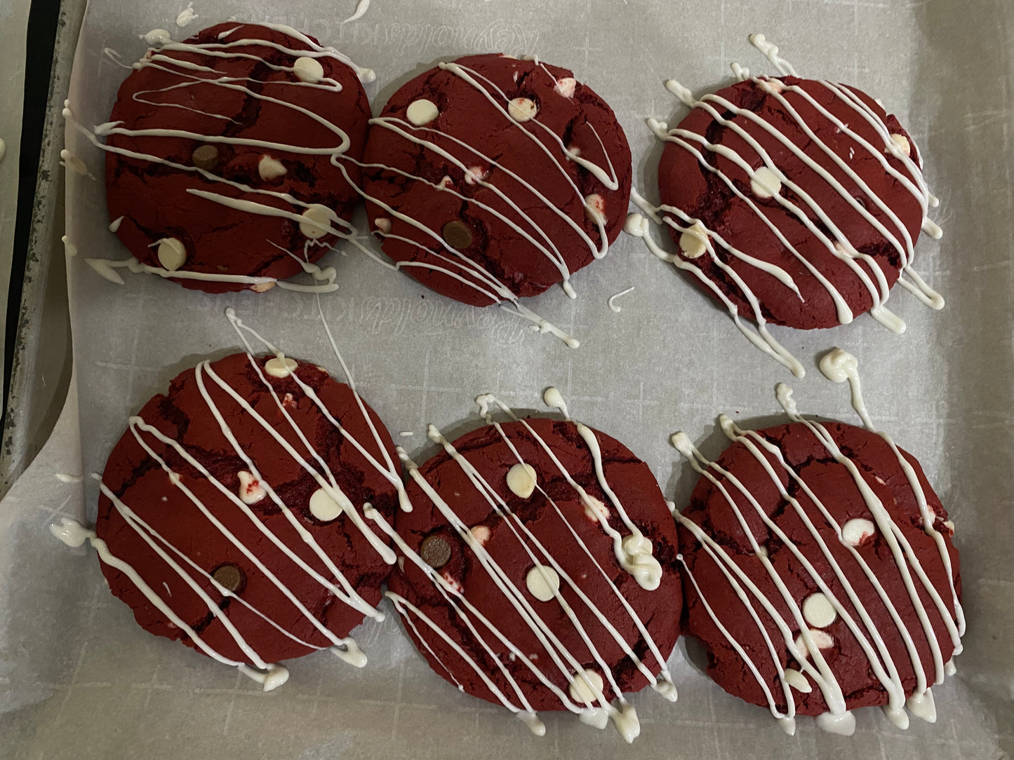 𝐑𝐞𝐝 𝐕𝐞𝐥𝐯𝐞𝐭 𝐖𝐡𝐢𝐭𝐞 𝐂𝐡𝐨𝐜𝐨𝐥𝐚𝐭𝐞